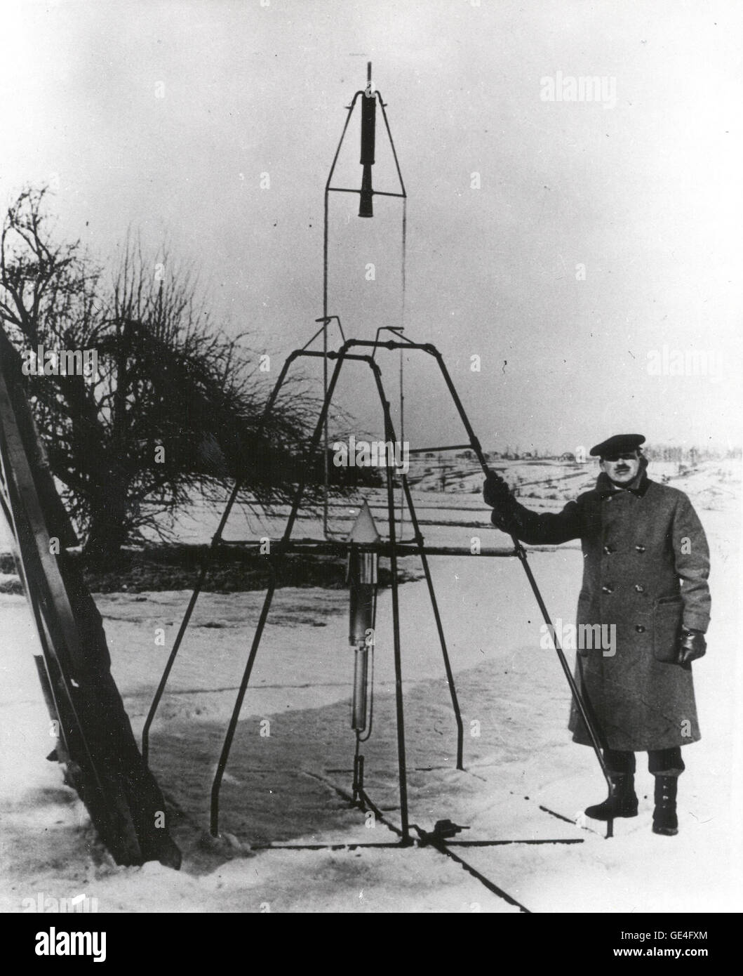 El Dr. Robert H. Goddard y un cohete de gasolina de oxígeno líquido en el fotograma desde el que se disparó el 16 de marzo de 1926, en Auburn, Massachusetts. Desde 1930 a 1941, el Dr. Goddard progresos sustanciales en el desarrollo de cohetes cada vez mayores, que alcanzaron una altura de 2400 metros, y afinó su equipo para orientación y control, sus técnicas de soldadura y su aislamiento, bombas y otros equipos asociados. En muchos sentidos, el Dr. Goddard sentó los fundamentos esenciales de la práctica de tecnología de cohetes. Él es considerado uno de los padres de los cohetes junto con Konstantin Tsiolovsky Foto de stock