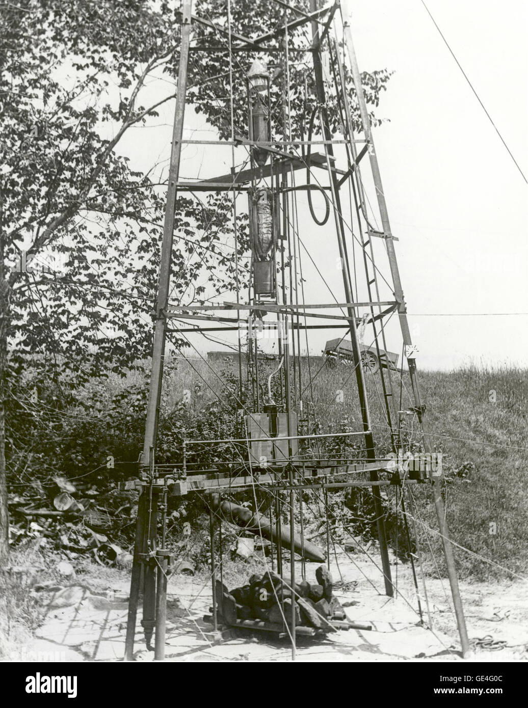 El Dr. Robert H. Goddard rocket está en la torre, listo para el 17 de julio de 1929, la prueba en Auburn, Massachusetts. Este fue el cuarto vuelo de un cohete de propulsante líquido. Las piedras estaban apilados en tubos directamente debajo de la boquilla, en un marco suspendido de las dos guías de tubo de 3/8 de pulgada para mantener este último lo más recto posible por la tensión producida de este modo. El ruido de este lanzamiento de cohetes particular atrajo la atención de toda la comunidad. Cuando el público se inquietaron por los riesgos potenciales de los cohetes, Goddard fue obligado a realizar sus vuelos de prueba en la gama de artillería del ejército en Foto de stock