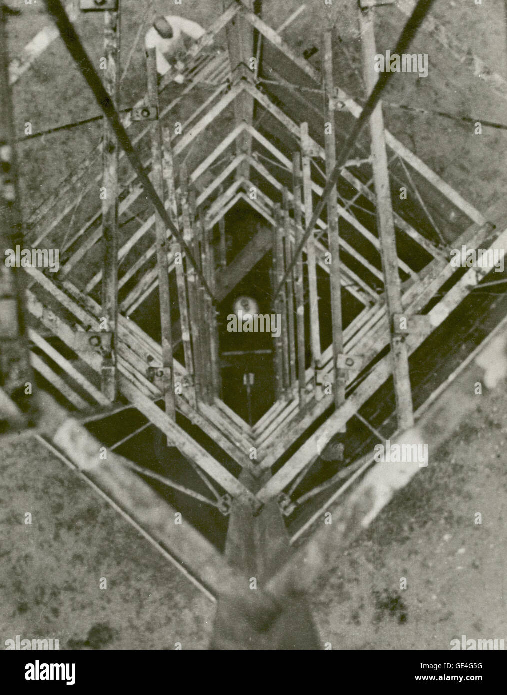 El Coronel Charles A. Lindbergh tomó esta fotografía del Dr. Robert H. Goddard rocket mirando hacia la torre de lanzamiento el 23 de septiembre de 1935, en Roswell, Nuevo México. En 1935 Goddard lanzó la serie de ensayos de cohetes fabricados con gyro- explosión controlada paleta, que estabilizó el cohete durante el vuelo. Dr. Goddard ha sido reconocido como el padre de la Americana de los cohetes y como uno de los pioneros en la exploración del espacio teórico. Su sueño era la conquista de la atmósfera superior y, en última instancia, espacio mediante el uso de cohete de propulsión. Cuando los Estados Unidos comenzaron a prepararse para la conquista o Foto de stock