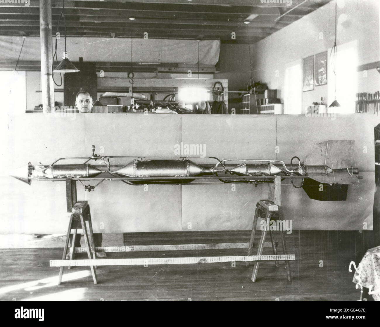 Henry Sachs, maquinista, se muestra con el Dr. Robert H. Goddard rocket utilizado en el primer vuelo en Roswell, Nuevo México, el 30 de diciembre de 1930. El cohete alcanzó una altura de unos 2.000 metros de altura y velocidad de alrededor de 500 millas por hora. En 1930, con una beca de la Fundación Guggenheim, Goddard y su tripulación pasó de Massachusetts a Roswell, Nuevo México, para llevar a cabo investigaciones y vuelos de prueba. Este cohete fue uno de los muchos que había lanzado en Roswell desde 1930 a 1932 y de 1934 a 1941. Dr. Goddard ha sido reconocido como el padre de la americana de los cohetes y como uno de los pioneros en el theoretica Foto de stock