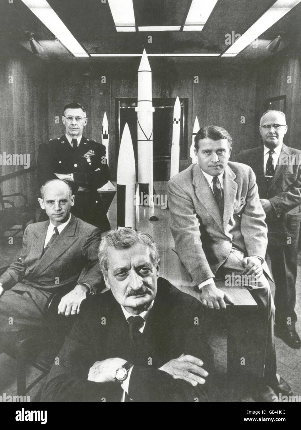 Hermann Oberth (Vanguardia) con funcionarios de la Agencia de Misiles Balísticos del ejército en Huntsville, Alabama, en 1956. De izquierda a derecha alrededor de Oberth: 1) El Dr. Ernst Stuhlinger (sentados). 2) Mayor General H.N. Toftoy, Comandante y persona responsable para el proyecto "Paperclip", que se llevó a científicos e ingenieros de Alemania después de la Segunda Guerra Mundial para el diseño de cohetes para uso militar estadounidense. Muchos de los científicos más tarde ayudó a diseñar el cohete Saturno V que tuvo el Apollo 11 astronautas a la Luna. 3) El Dr. Robert Lusser, un proyecto Paperclip ingeniero que regresó a Alemania en 1959. (Nota: Foto de stock