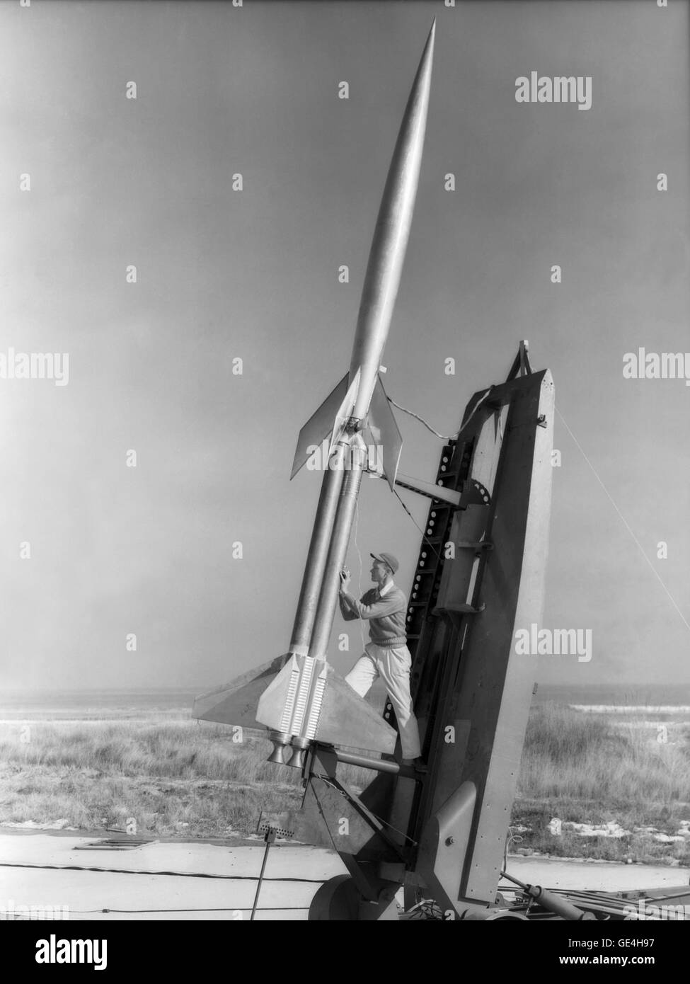 Técnico Dereng Durwood mide la elevación de doble diácono booster antes del lanzamiento del modelo de investigación de RM-10 at Wallops Flight Facility en Virginia, 6 de febrero de 1951. Imagen # : L-69519 Fecha: Febrero 6, 1951 Foto de stock