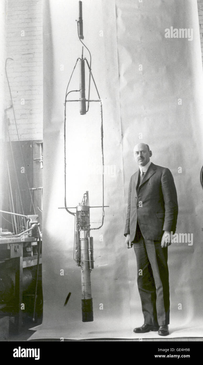 Robert Goddard con su Motor de doble efecto cohete en 1925 4940913262 o Foto de stock