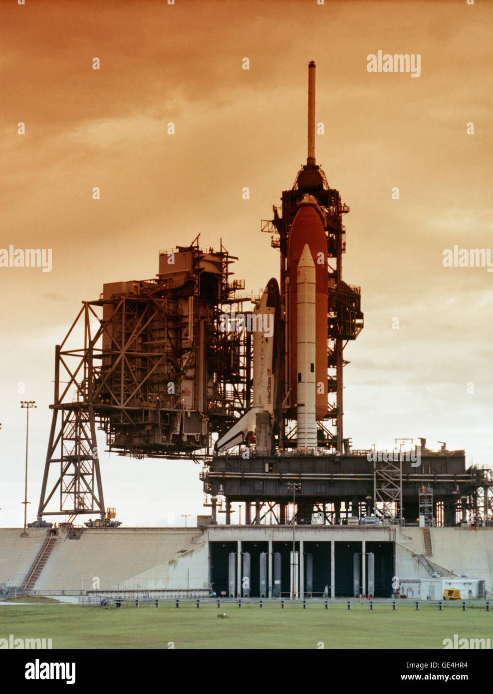 Una vista del Transbordador Espacial Columbia sentado en la plataforma de lanzamiento 39A en el Centro Espacial Kennedy tras el despliegue inicial para su misión STS-4. La misión iniciada el 27 de junio de 1982, como el último vuelo de prueba para el programa del transbordador. Imagen # : S82-32169 Fecha: Mayo 26, 1982). Foto de stock