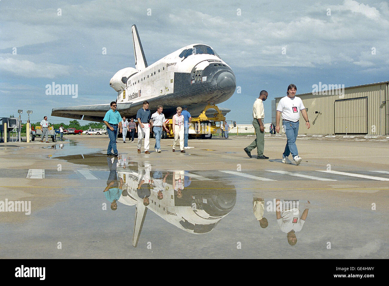 Operaciones, seguridad y demás personal de escolta de la nave Discovery de la Orbiter Processing Facility al edificio de ensamblaje de vehículos (VAB). OV-103 gastará aproximadamente cinco días hábiles en el VAB, donde será acoplado con el tanque externo/twin cohete propulsor sólido conjunto. El Transbordador Espacial completamente ensamblado será entonces extendió a Launch Pad 39B. Despegue en la misión STS-64 está prevista para principios de septiembre. Imagen # : 94PC-0982 Foto de stock