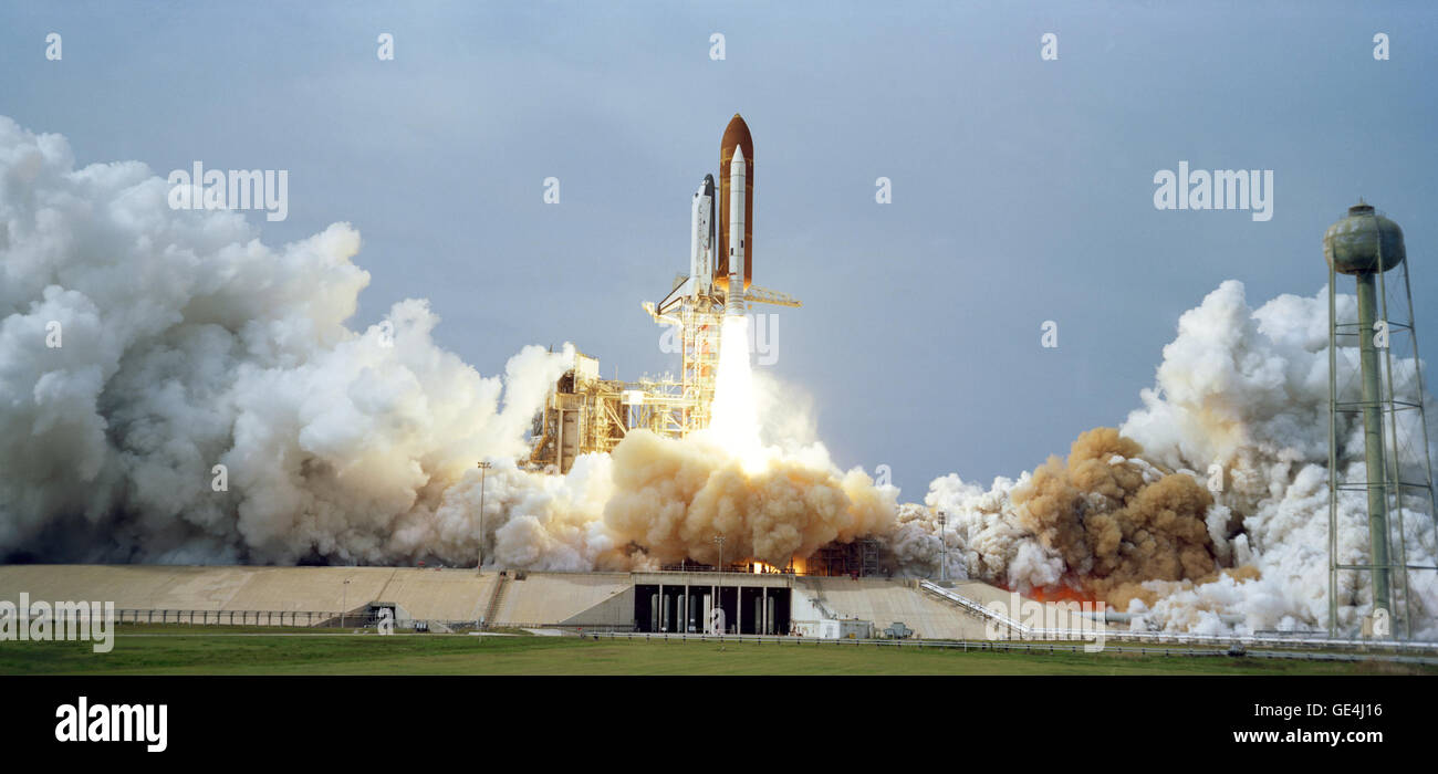 (28 de noviembre de 1983) Vista del lanzamiento del transbordador espacial Columbia STS-9 la misión de pad 39A en el Centro Espacial Kennedy. Tiempo de lanzamiento oficial fue de 11:00 AM EDT. Imagen # : S83-44997 Foto de stock