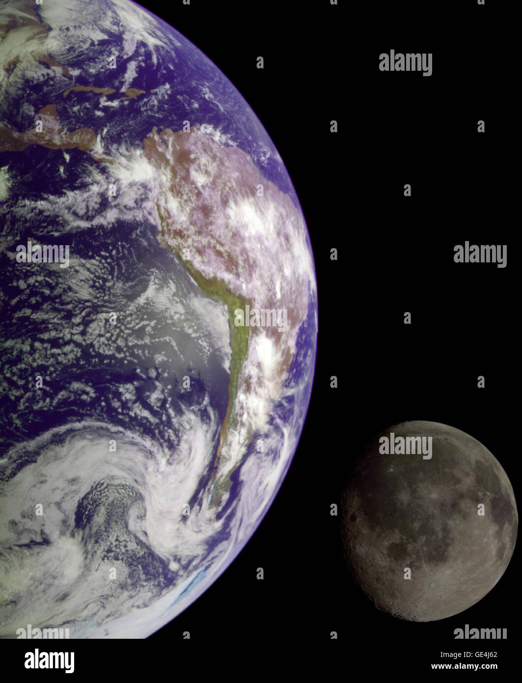 Durante su vuelo, la nave espacial Galileo regresó imágenes de la tierra y la Luna. Separar las imágenes de la tierra y la Luna fueron combinadas para crear esta vista. La nave espacial Galileo tomó imágenes en 1992 en su camino para explorar el sistema de Júpiter en 1995-97. La imagen muestra una vista parcial de la tierra centrado en el Océano Pacífico a unos 20 grados de latitud sur. La costa oeste de América del Sur pueden ser observados, así como el Caribe; remolinos de nube blanca indican patrones de tormentas en el Pacífico Sudeste. Las distintas rayo brillante cráter en la parte inferior de la luna es la cuenca de impacto Tycho. El lun Foto de stock