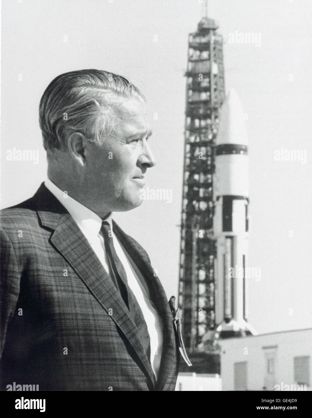 El Dr. Wernher von Braun se sitúa delante de un vehículo de lanzamiento Saturno IB en el Kennedy Space Flight Center. El Dr. von Braun, encabezó un equipo de científicos de cohetes alemán, llamado el Rocket Team, a los Estados Unidos, primero a Fort Bliss/White Sands, siendo luego transferido a la Agencia de Misiles Balísticos del ejército en el Arsenal de Redstone en Huntsville, Alabama. Además, fueron transferidos a la recién creada NASA/Marshall Space Flight Center (MSFC) en Huntsville, Alabama en 1960, y el Dr. von Braun se convirtió en el primer Director del Centro. Bajo la dirección de von Braun, MSFC desarrolló la Mercury-Redstone, que puso el fi Foto de stock