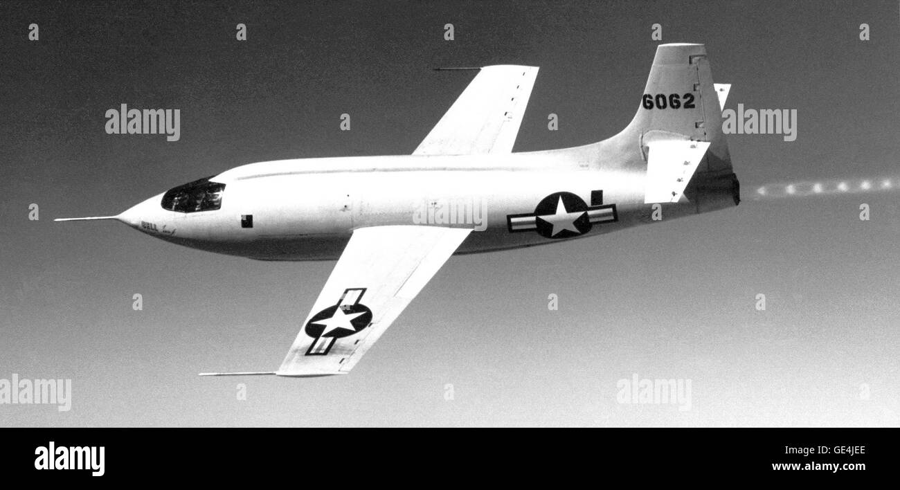 (1947) La Bell aircraft corporation X-1-1 (#46-062) en vuelo. El patrón de onda de choque en el penacho de escape es visible. Los aviones de la serie X-1 fueron lanzados desde el aire una modificación del Boeing B-29 o B-50 Superfortress bombarderos. Imagen # : E-60-6204 Foto de stock