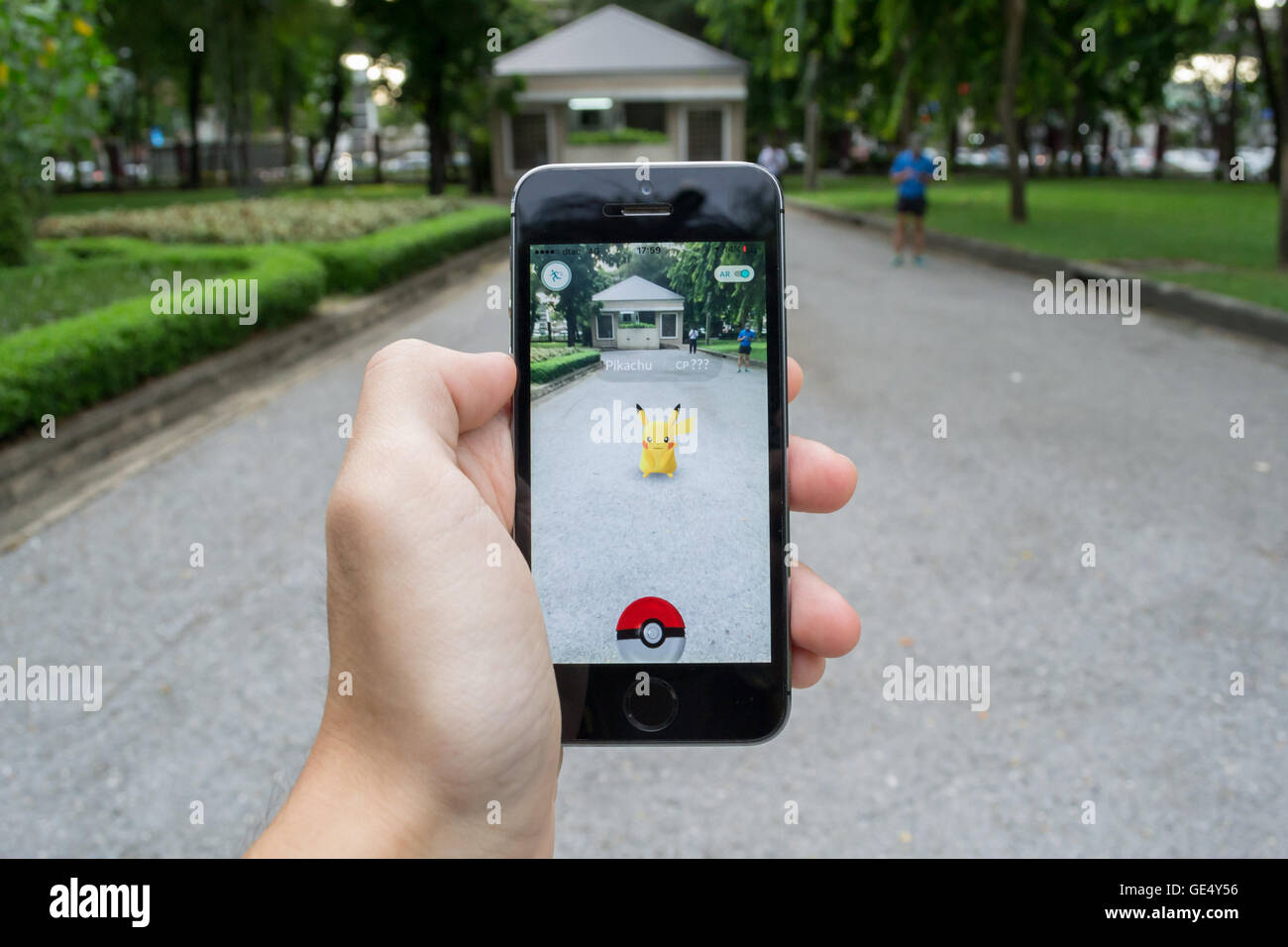 Bangkok Tailandia Julio 22 16 Apple Iphone5s En Una Mano Mostrando Su Pantalla Con Pokemon Ir Aplicaciones Fotografia De Stock Alamy