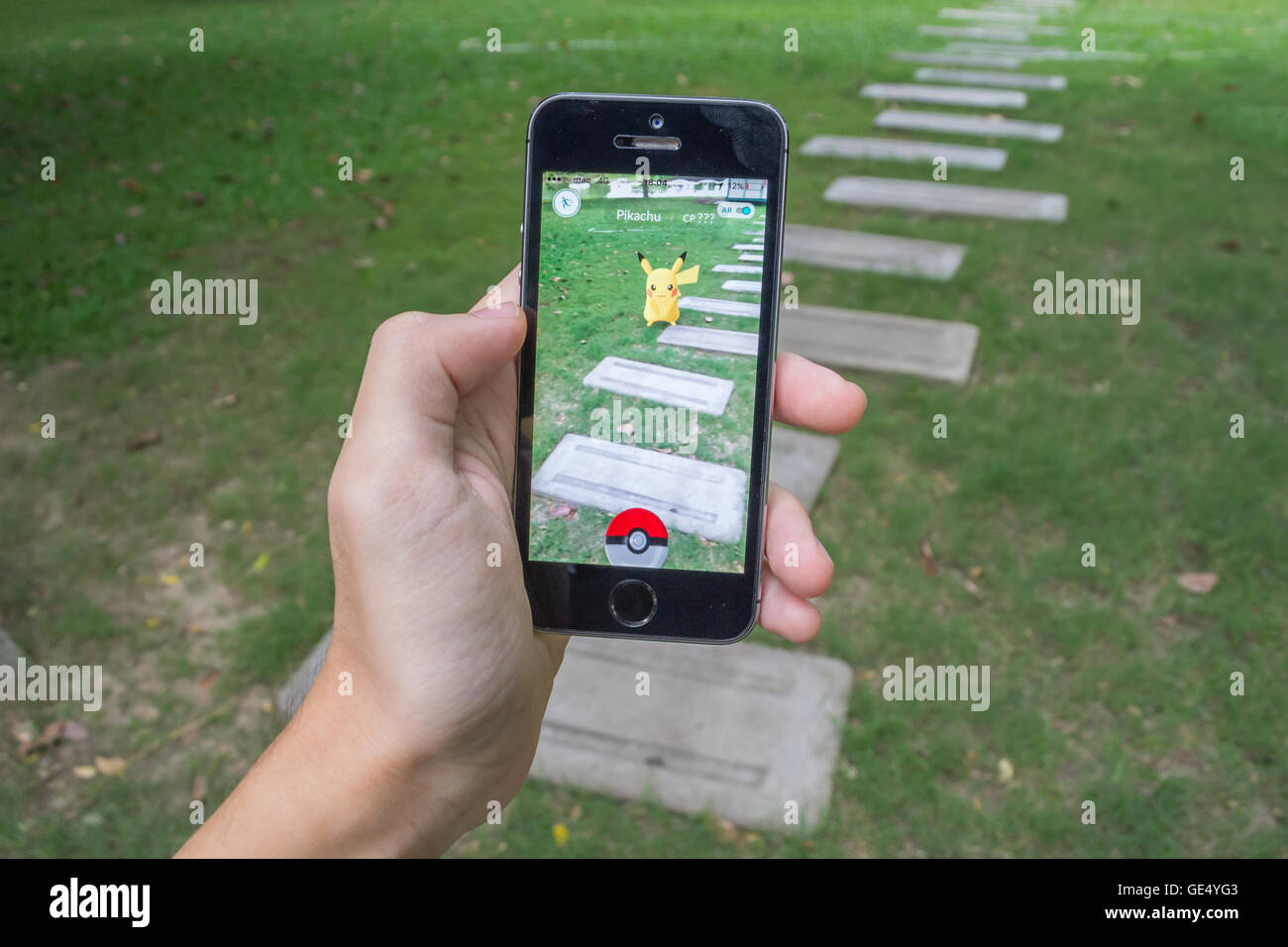 Bangkok Tailandia Julio 22 16 Apple Iphone5s En Una Mano Mostrando Su Pantalla Con Pokemon Ir Aplicaciones Fotografia De Stock Alamy