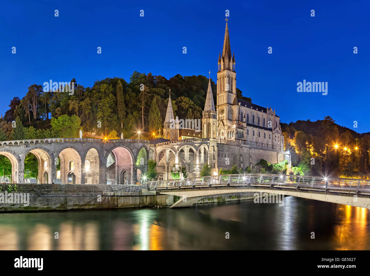 La Basílica del Rosario por la noche, Lourdes, Altos Pirineos, Francia Foto de stock