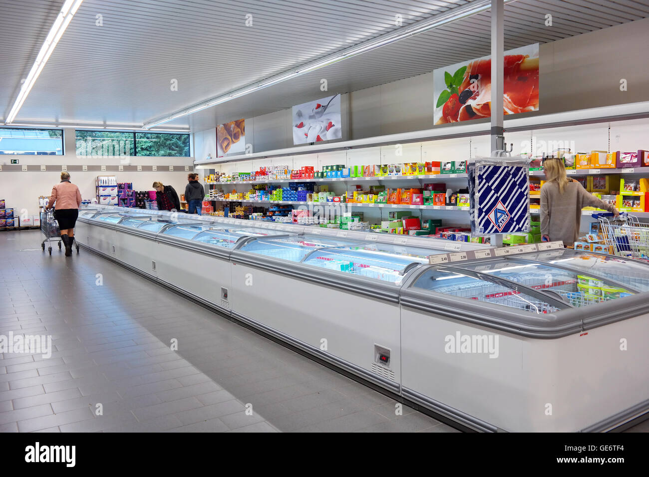 Alimentos congelados en el congelador la sección de un supermercado de descuento Aldi Foto de stock