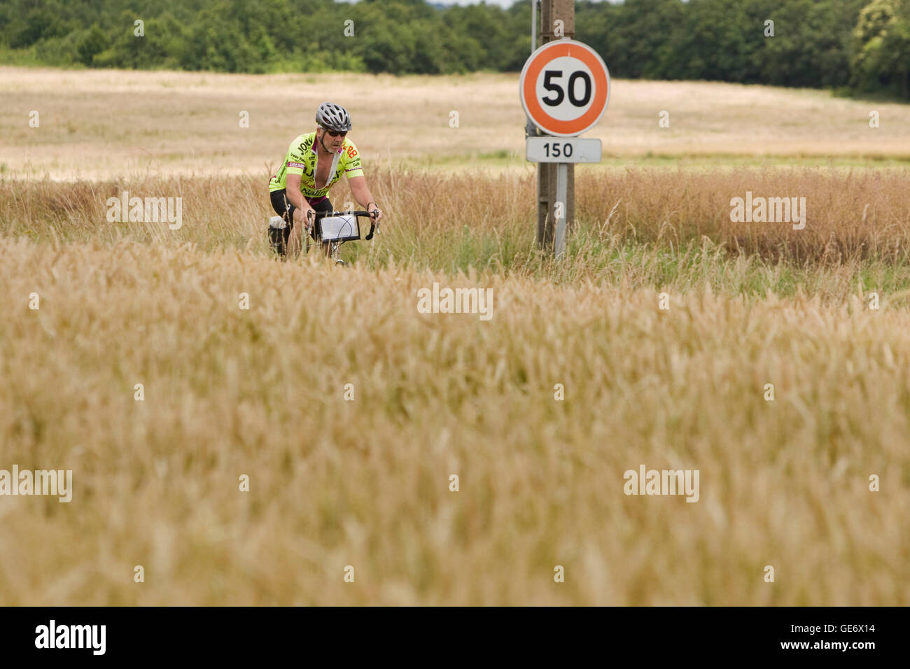 El escritor David Darlington, participar en un tour en bicicleta por senderos del valle del Loira, ciclos hacia Athee-sur-Cher, Francia, 25 Foto de stock