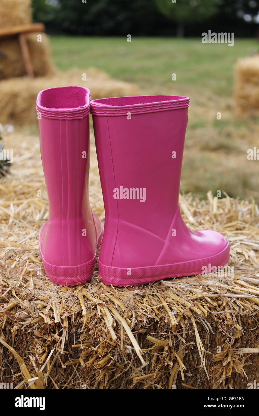 Rosa wellies, Girl's wellies, Girl's zapatos, zapatillas rosas, camping,  festival, botas, impermeables, día de lluvia, charcos, el clima húmedo  Fotografía de stock - Alamy