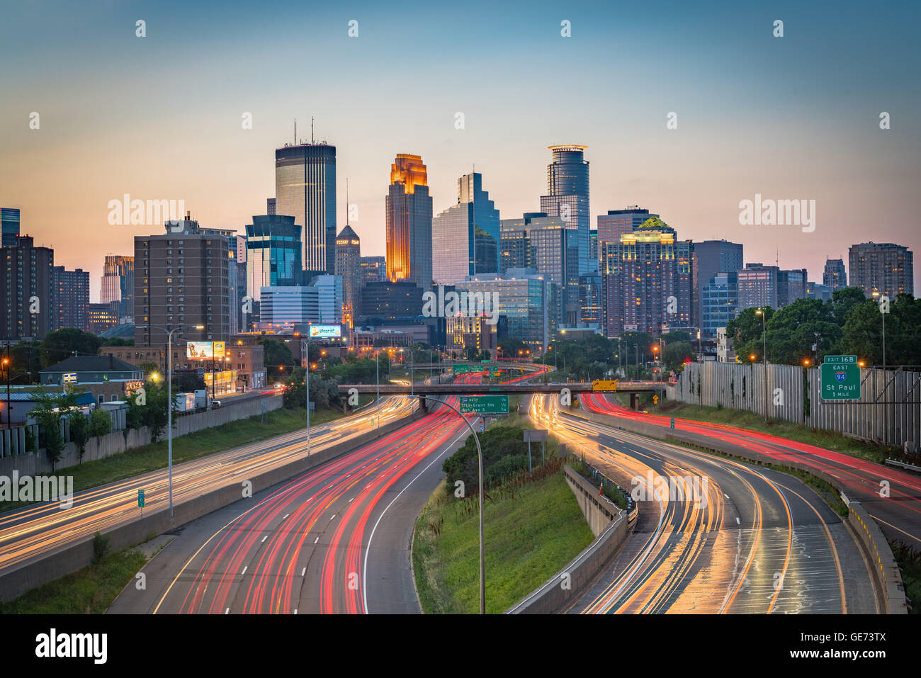 Minneapolis Downtown Skyline al atardecer Foto de stock