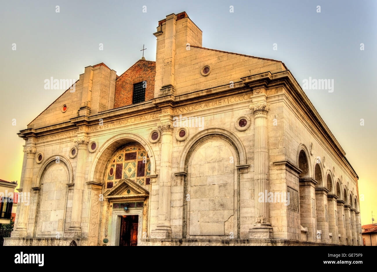 El Tempio Malatestiano, la iglesia catedral de Rimini. Foto de stock