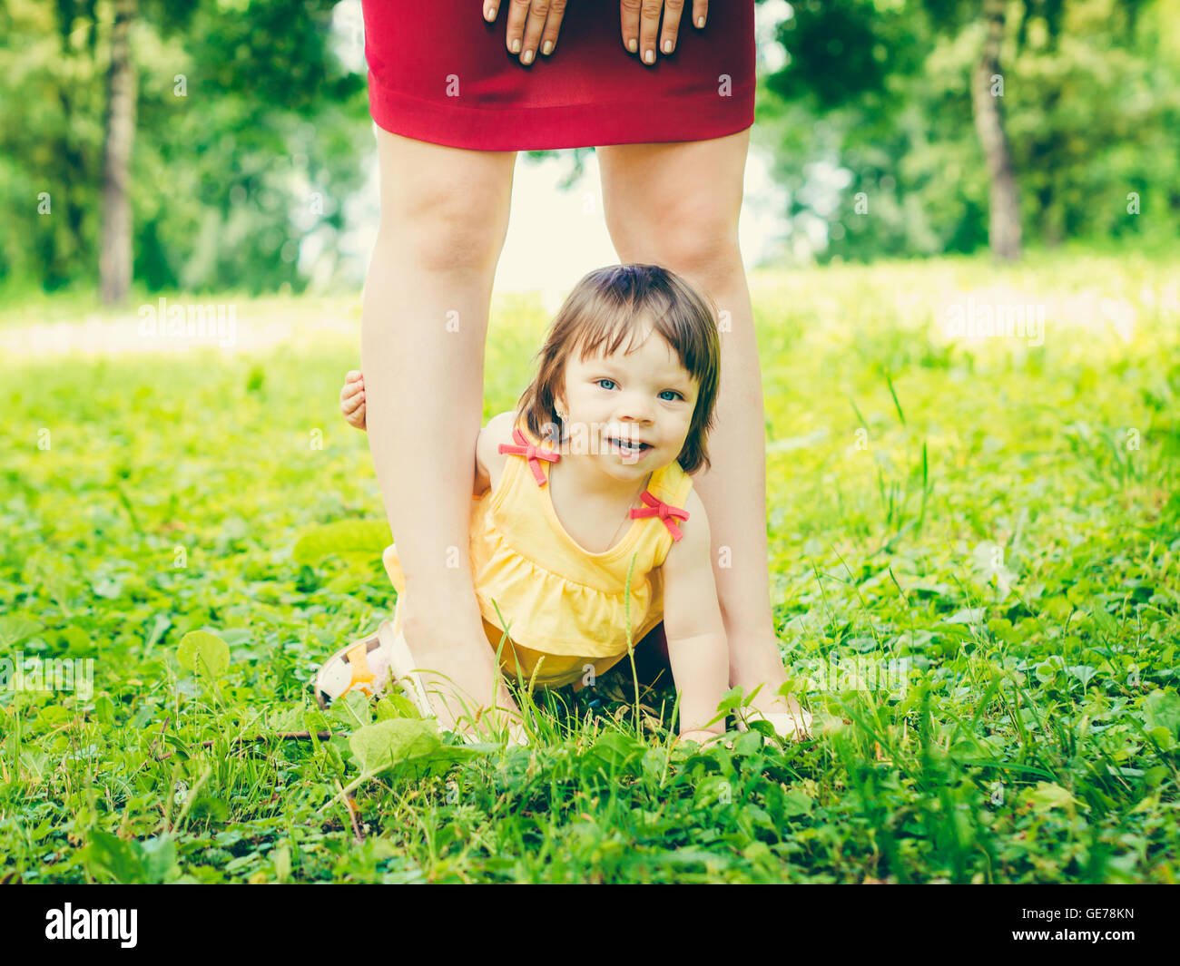 Un año entre madre niña de piernas al aire libre Foto de stock