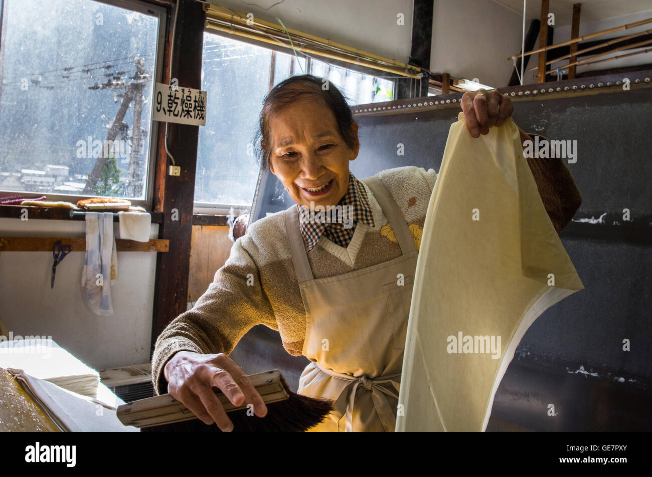 Técnicas de fabricación de papel en Gokayama, Japón Foto de stock