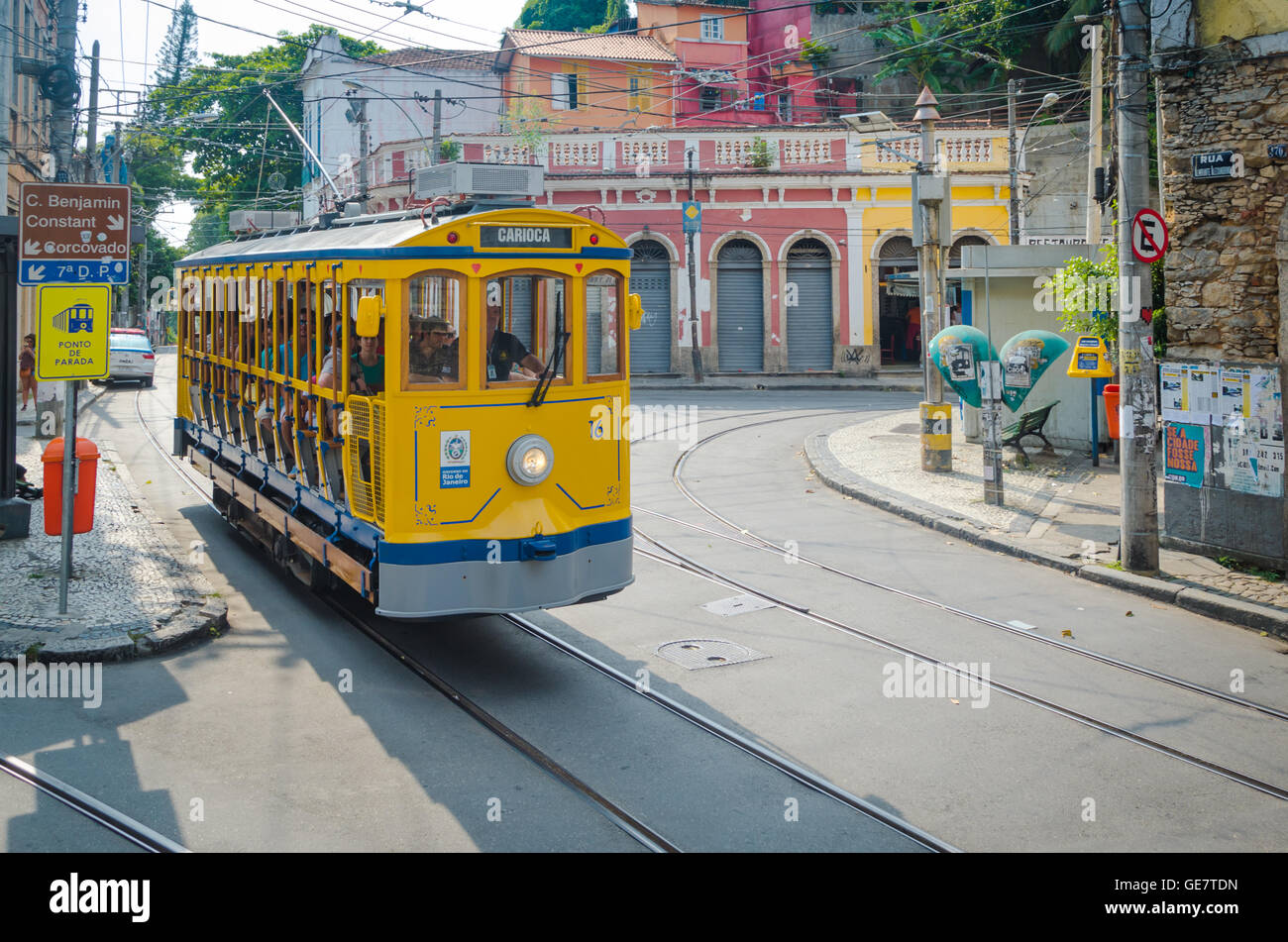 RIO DE JANEIRO - Marzo 07, 2016: Los turistas montar la nueva versión de la icónica bonde tranvía por la ladera de la colina, barrio de San Foto de stock