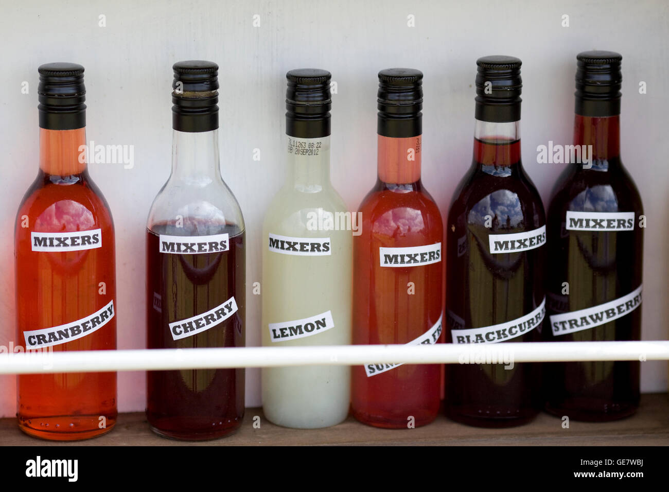 Botellas de bebida mezcladores en la pantalla. Foto de stock
