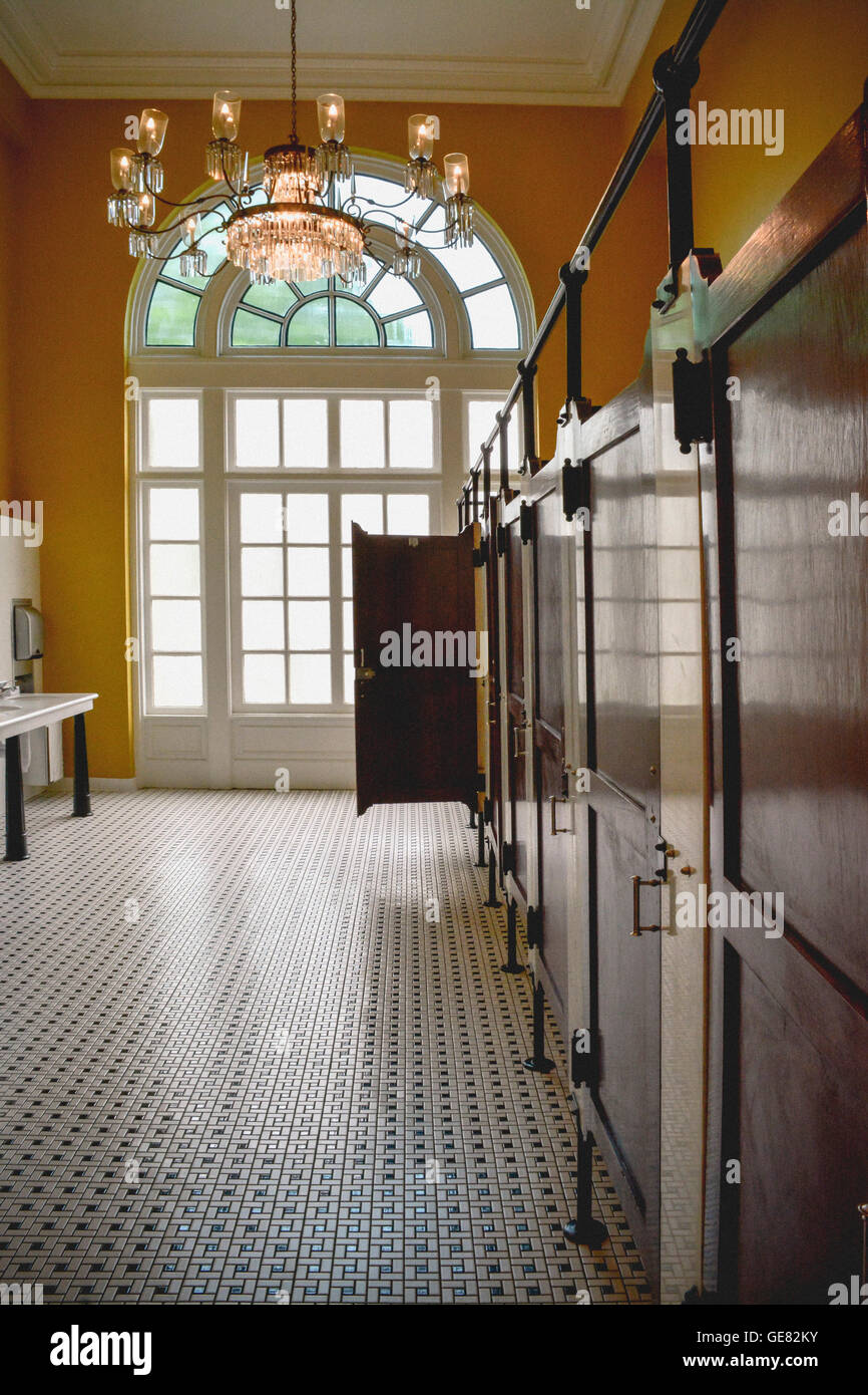 Vintage interior con candelabros y pisos de baldosa de gran baño público en el histórico Hotel Chattanooga Choo Choo en TN Foto de stock
