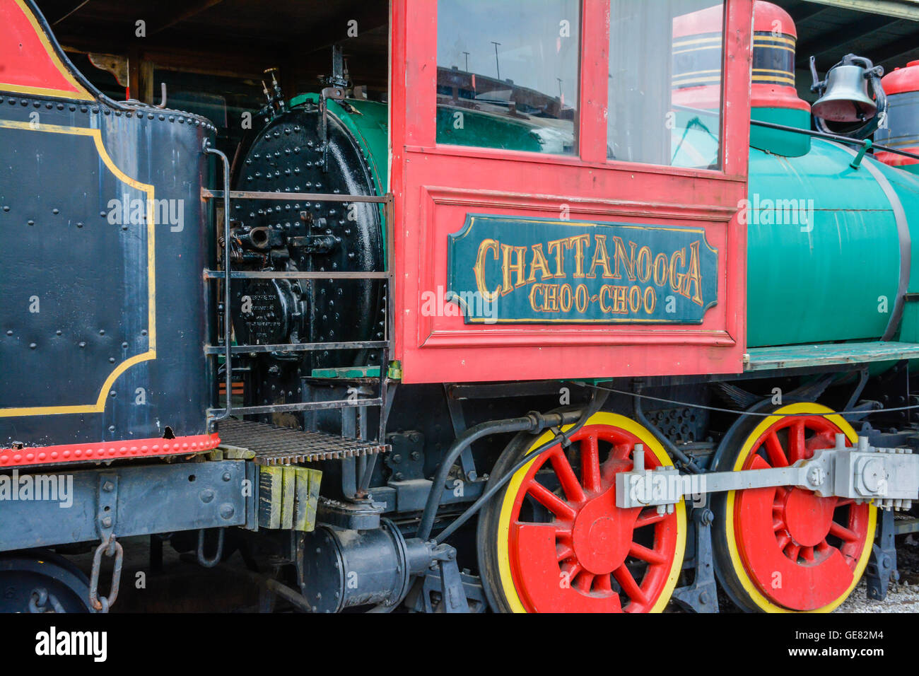 La colorida Chattanooga Choo Choo tren motor sobre las complejas razones de Chattanooga Choo Choo Hotel en Tennessee Foto de stock