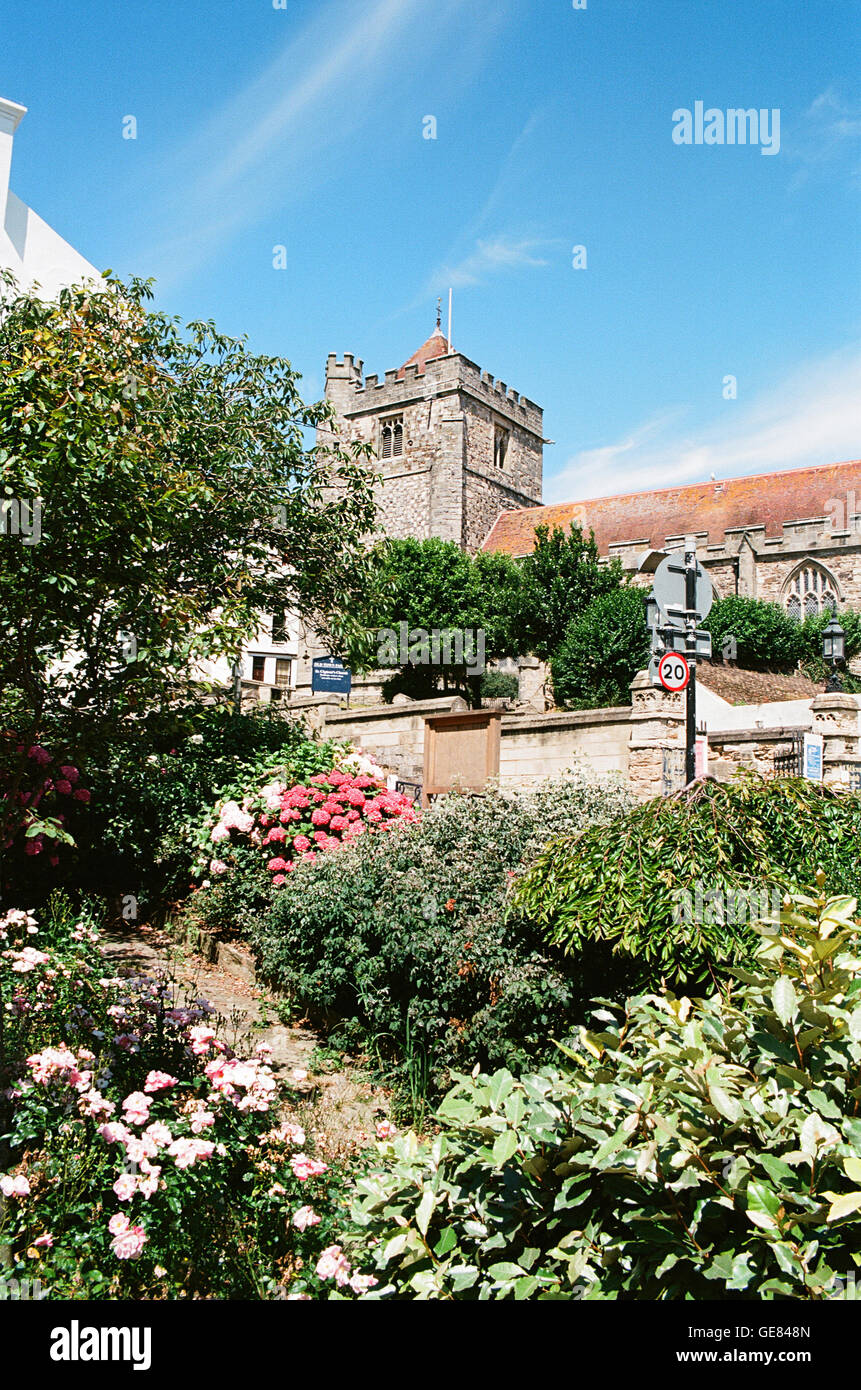 Ciudad vieja de Hastings, East Sussex, Reino Unido con la iglesia de St Clements y jardines Foto de stock