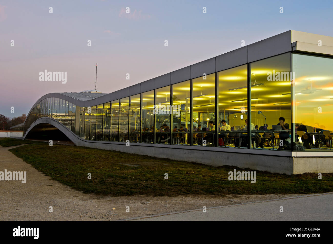 Amanecer en una sala de estudio del Centro de Aprendizaje Rolex, École polytechnique fédérale de
