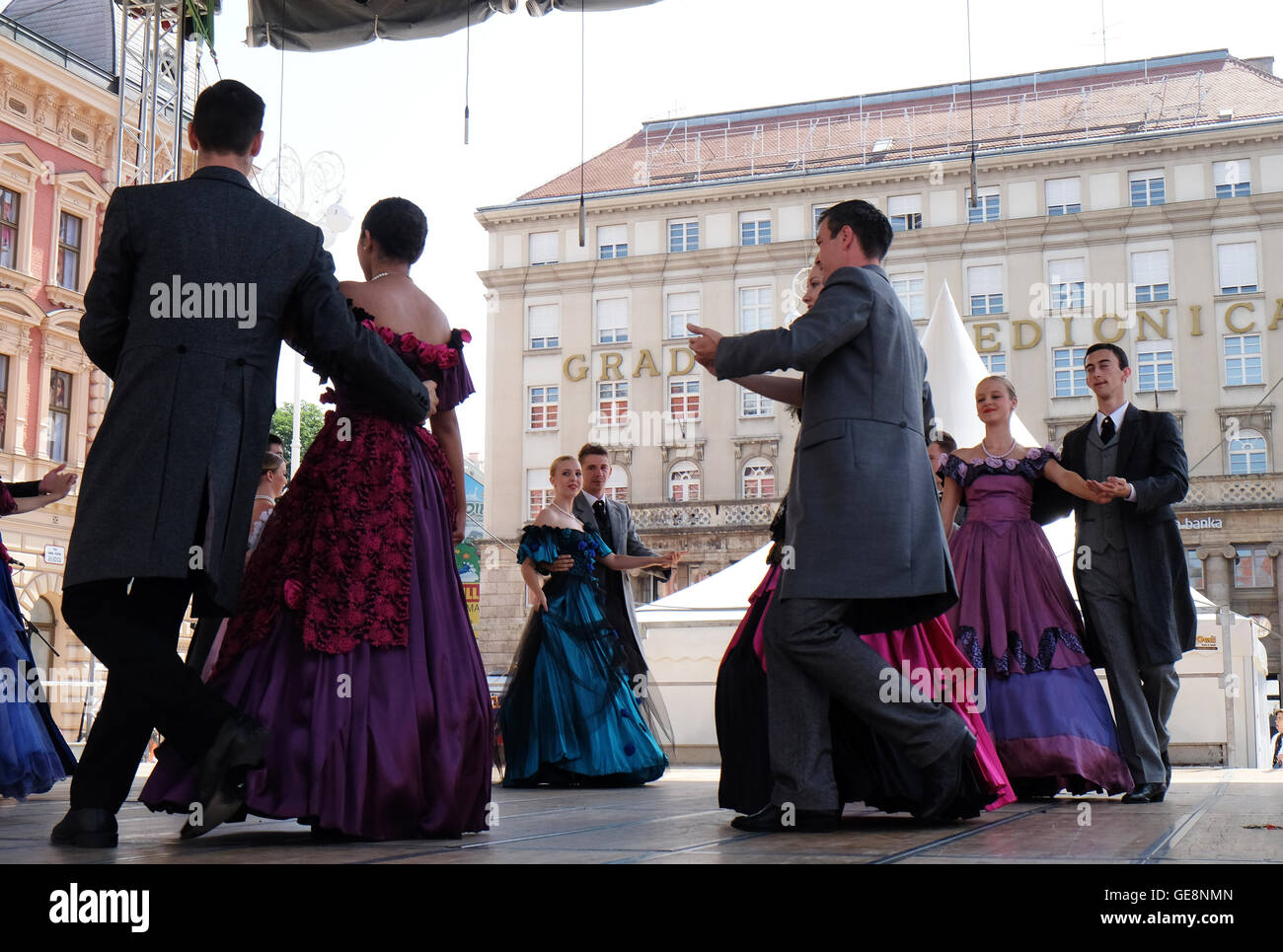 Ropa de folklore fotografías e imágenes de alta resolución - Página 2 -  Alamy