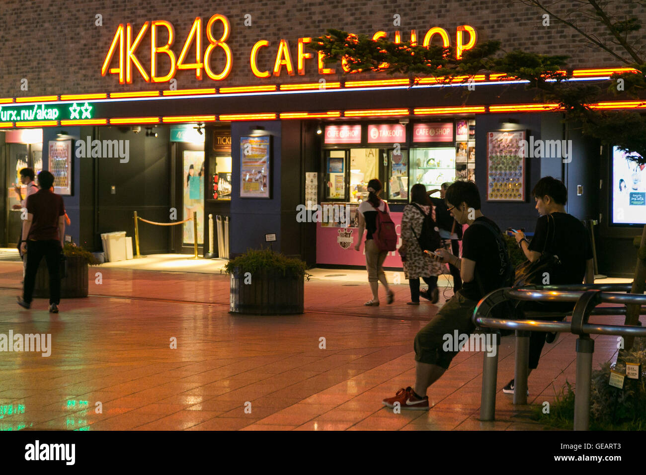 La Gente Play Pokemon Ir Fuera De Akb48 Cafe Shop En Akihabara El 25 De Julio De 16 Tokio Japon Tras El Lanzamiento De Pokemon Ir Lugares Turisticos Y Los Organizadores