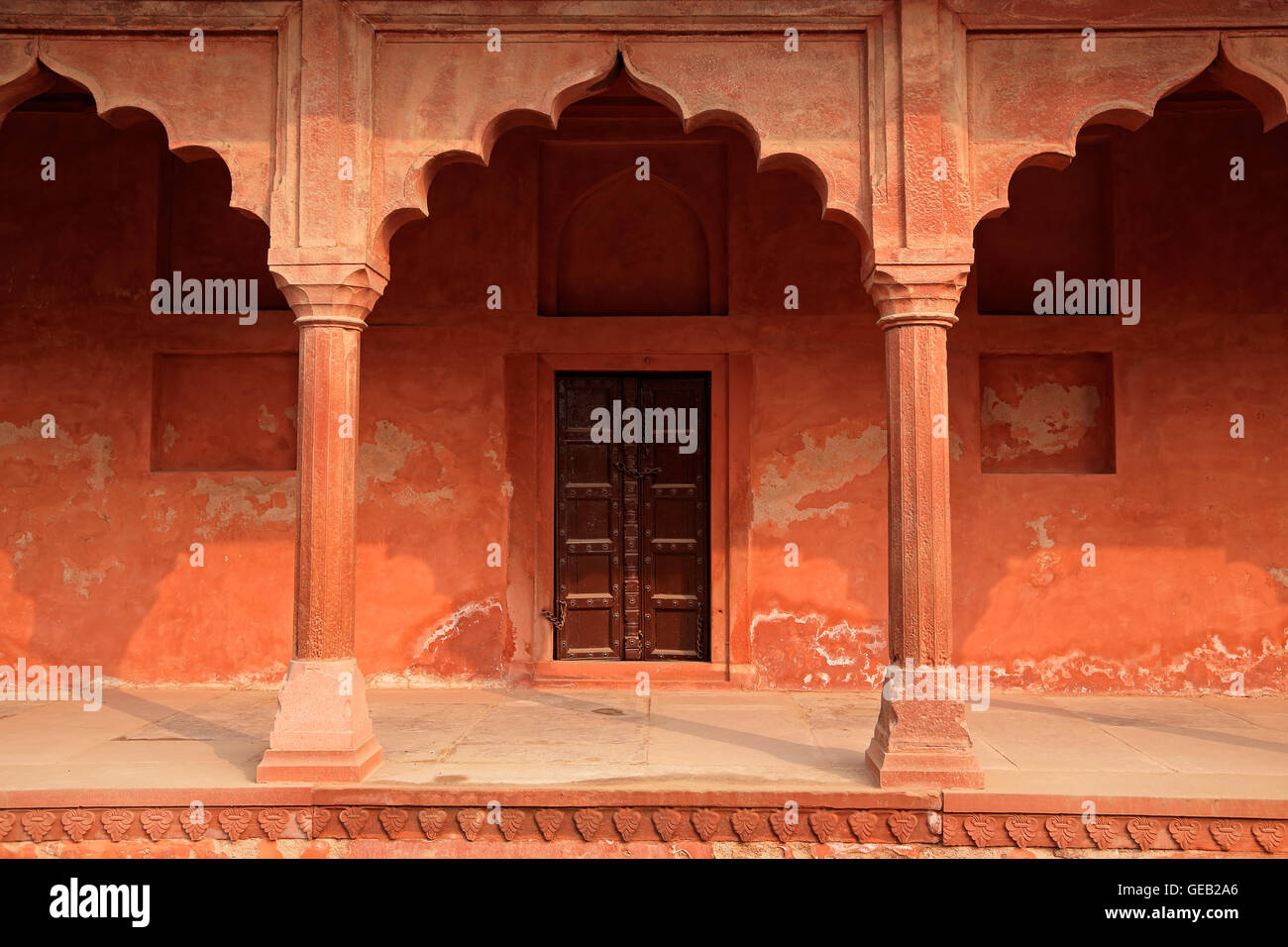 Detalle arquitectónico a la entrada del famoso Taj Mahal en Agra, India Foto de stock