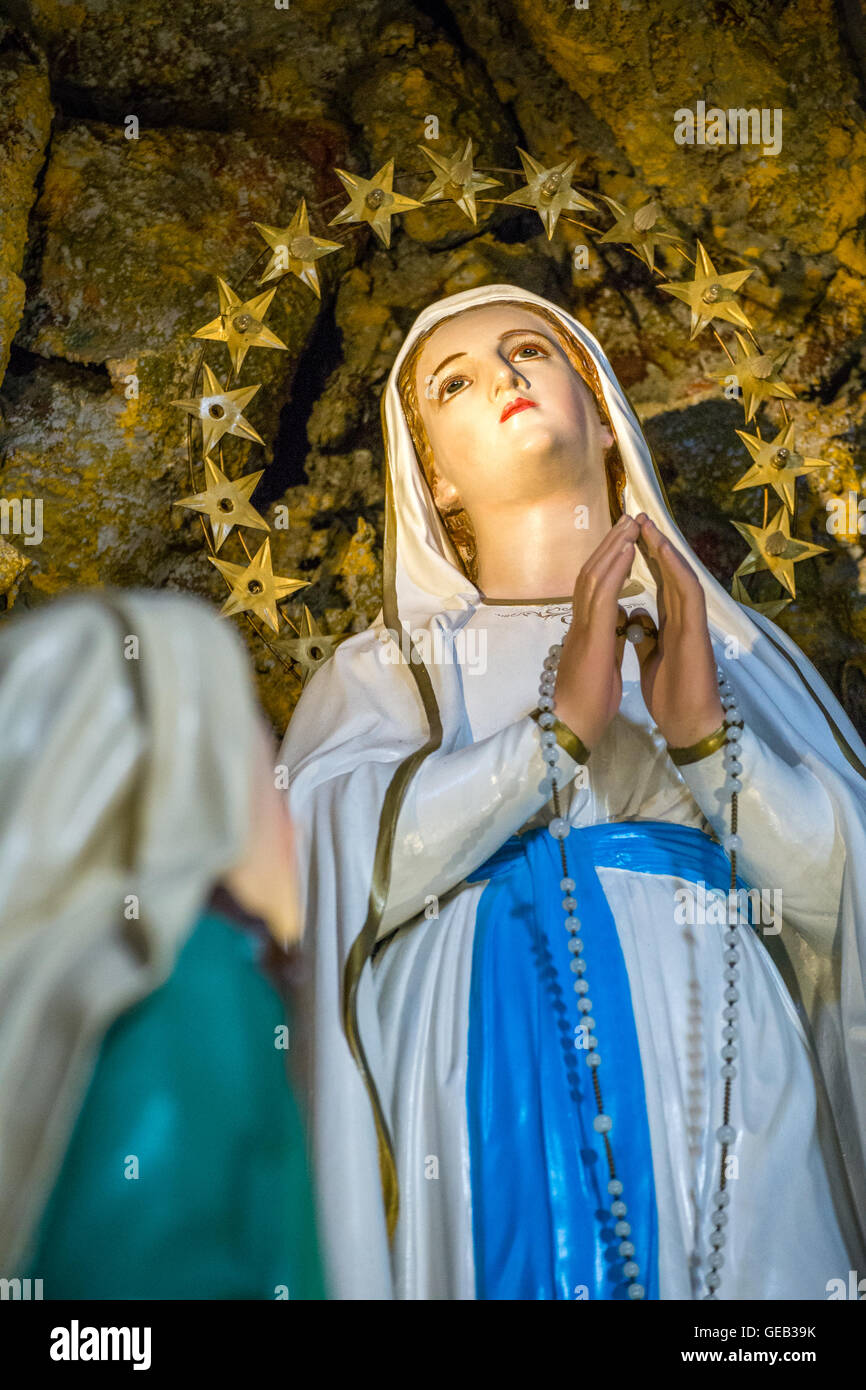 Virgen de Lourdes en una cueva Fotografía de stock - Alamy
