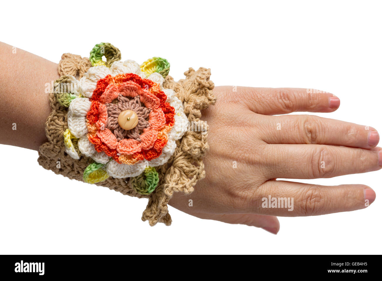 Marrón pulsera tejida a mano sobre mano aislados de los womans Foto de stock