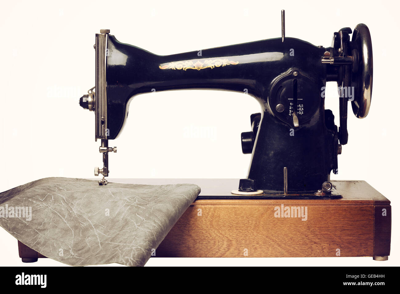 Retro y máquina de coser cuero gris aislado en blanco. Vista delantera  Fotografía de stock - Alamy