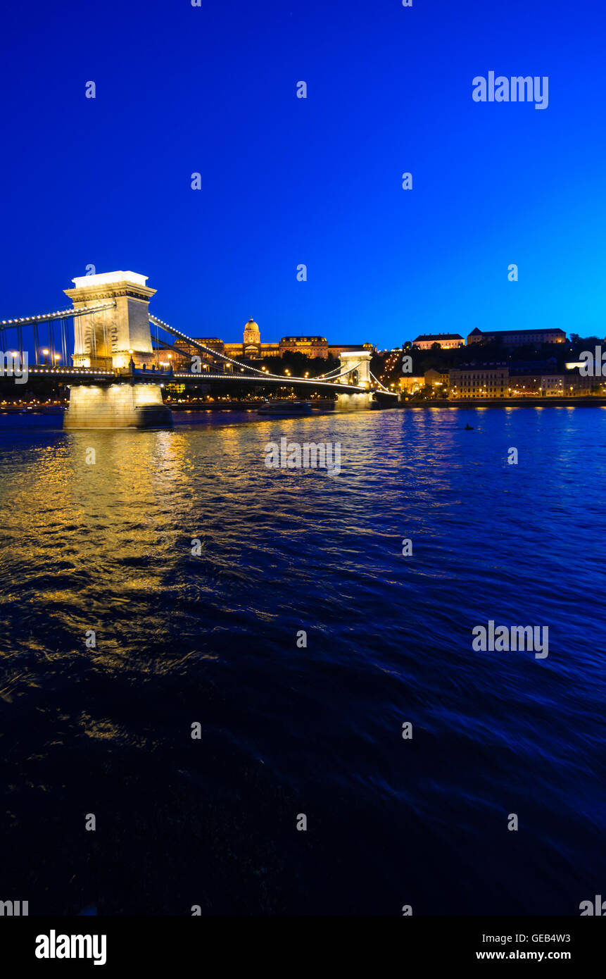 Budapest: el Danubio por el Puente de la cadena y el Castillo de Buda, Hungría, Budapest. Foto de stock