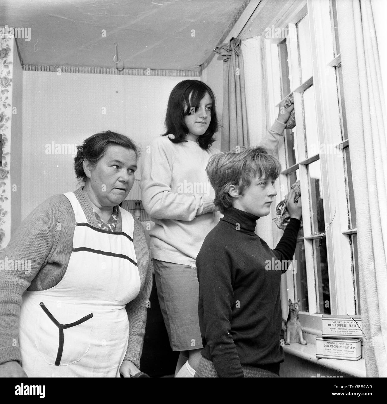 Alumnas escolares niñas que ayudan a residentes mayores en Madeley, Shropshire, FOTO DE la década de 1960 POR DAVID BAGNALL Foto de stock