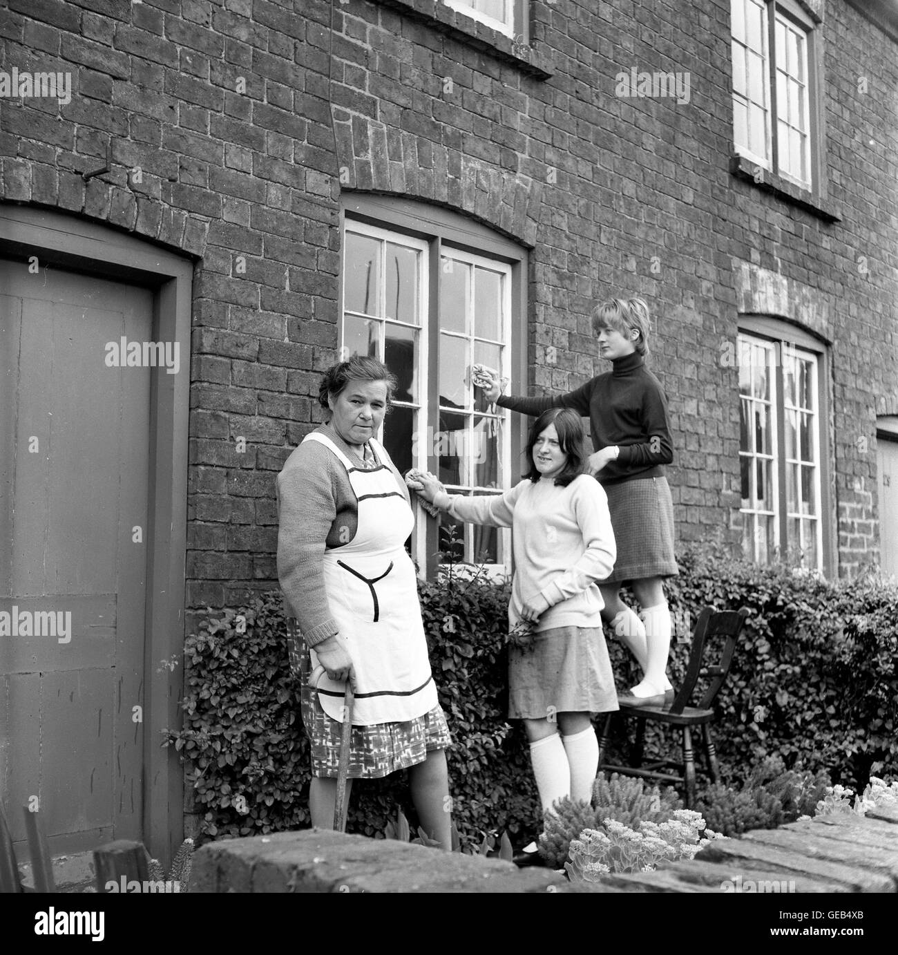 Alumnas escolares niñas que ayudan a residentes mayores en Madeley, Shropshire, FOTO DE la década de 1960 POR DAVID BAGNALL Foto de stock