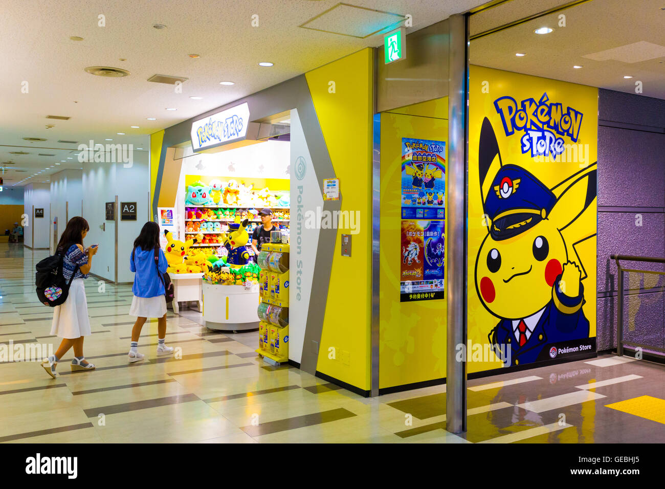 Munecos De Peluche Pikachu Saludar Young Asian Girls Caminando En El Aeropuerto De Narita Pokemon Entrada De La Tienda Vertical Fotografia De Stock Alamy