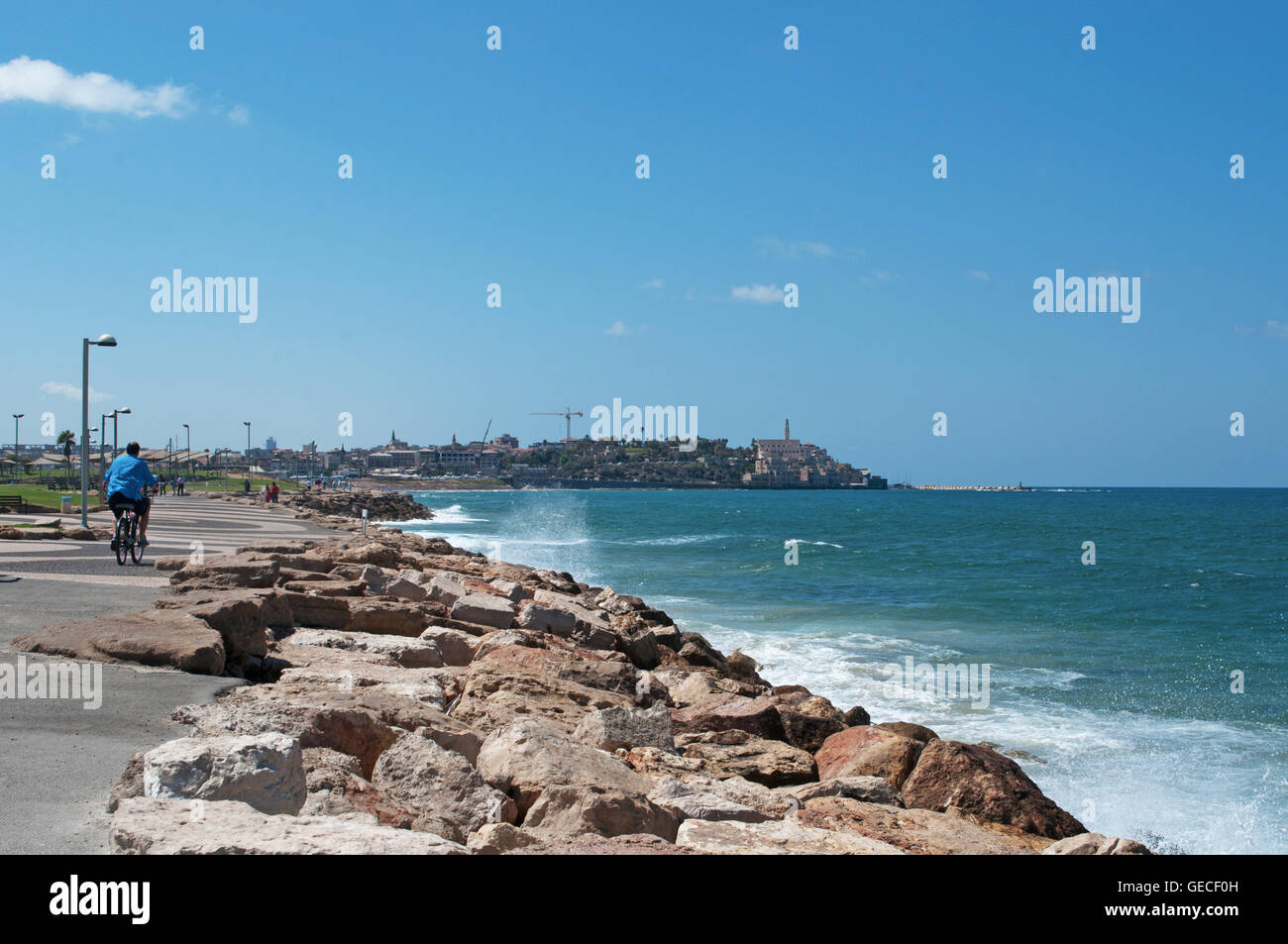 Israel y Oriente Medio: la ciudad vieja de Jaffa, visto desde Tayelet, el paseo marítimo de Tel Aviv Foto de stock