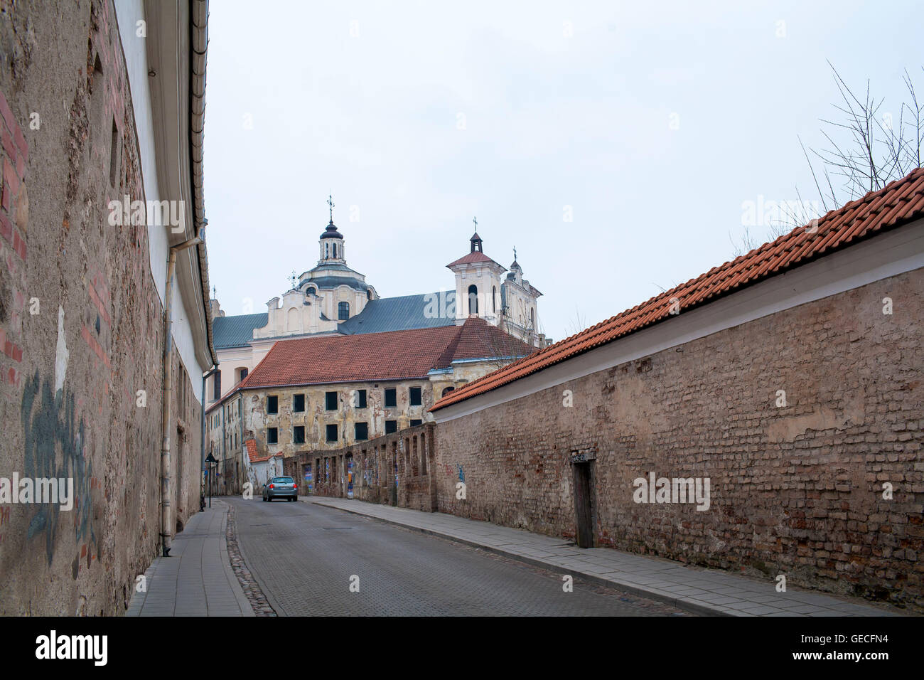 Vista VS Ignoto, una calle histórica que lleva al centro de la ciudad antigua de Vilnius, Lituania. Foto de stock