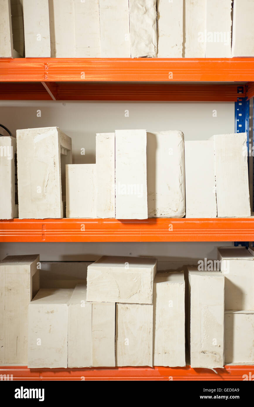 Los moldes de yeso de diferentes modelos a escala dispuestos ordenadamente  en estantes Fotografía de stock - Alamy
