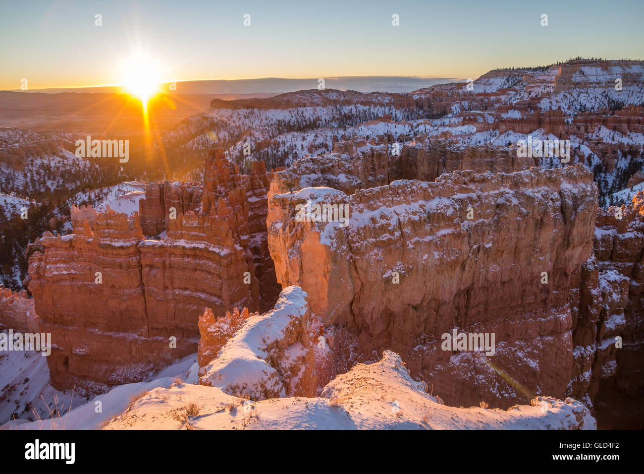 Amanecer en Bryce Canyon, Utah, en una mañana de invierno como los rayos de sol comienzan a iluminar la colorida landscapeof hoodoos Foto de stock
