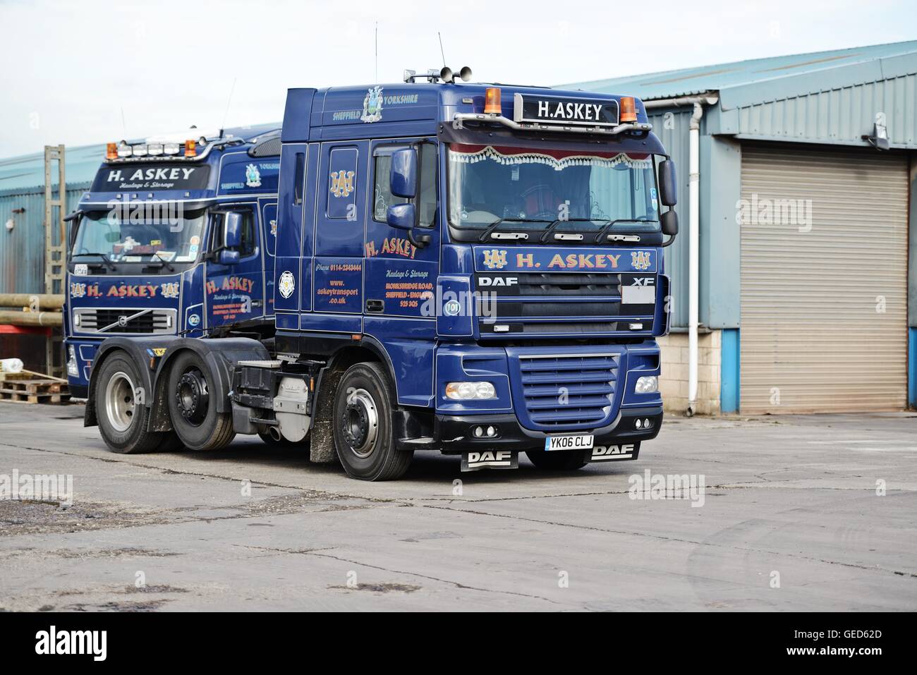 DAF unidad tractora de pie en un astillero de transporte en el sur de Yorkshire con un camión Volvo detrás Foto de stock
