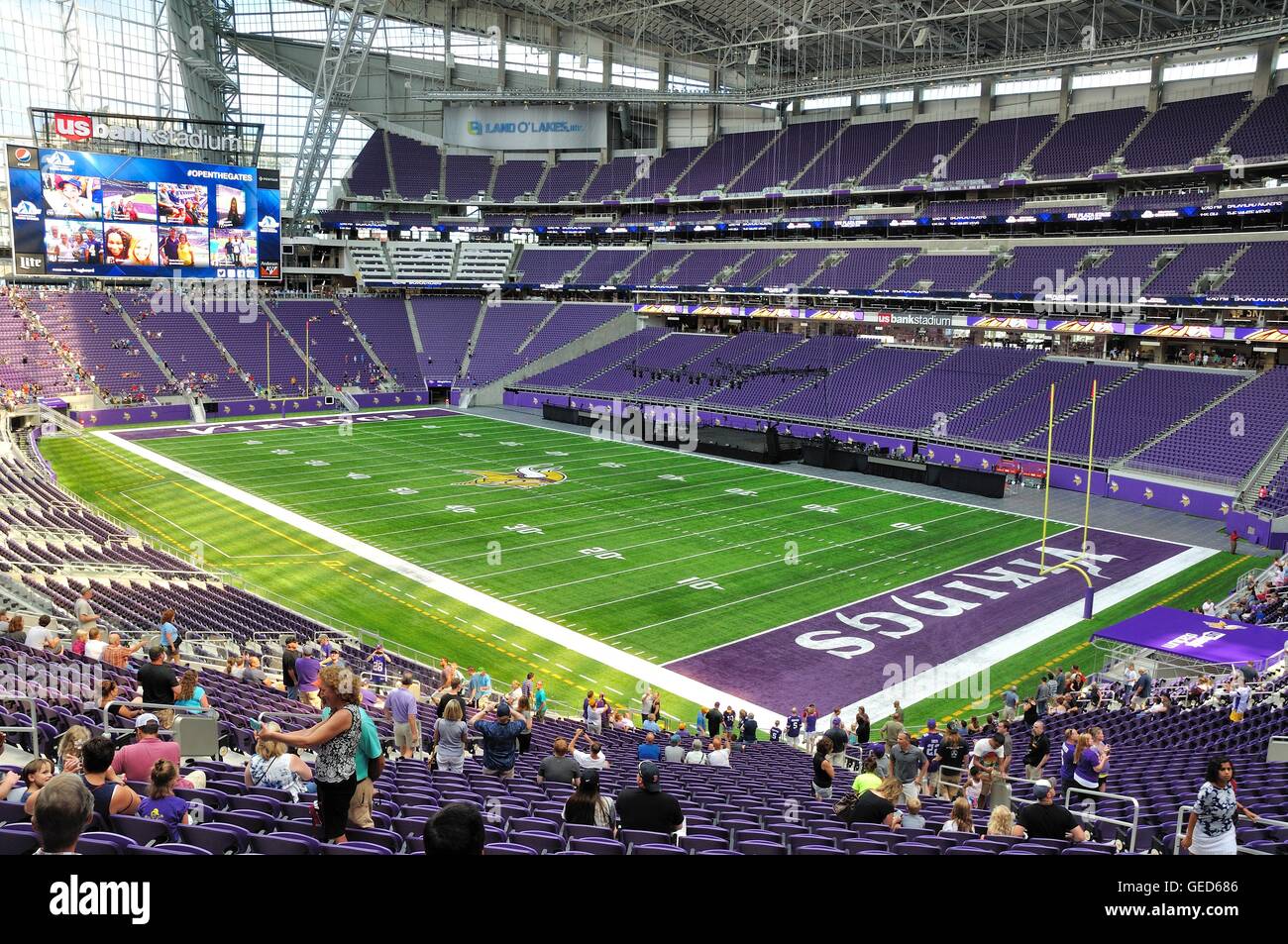 Interior de Minnesota Vikings US Bank Stadium en Minneapolis en un día soleado Foto de stock