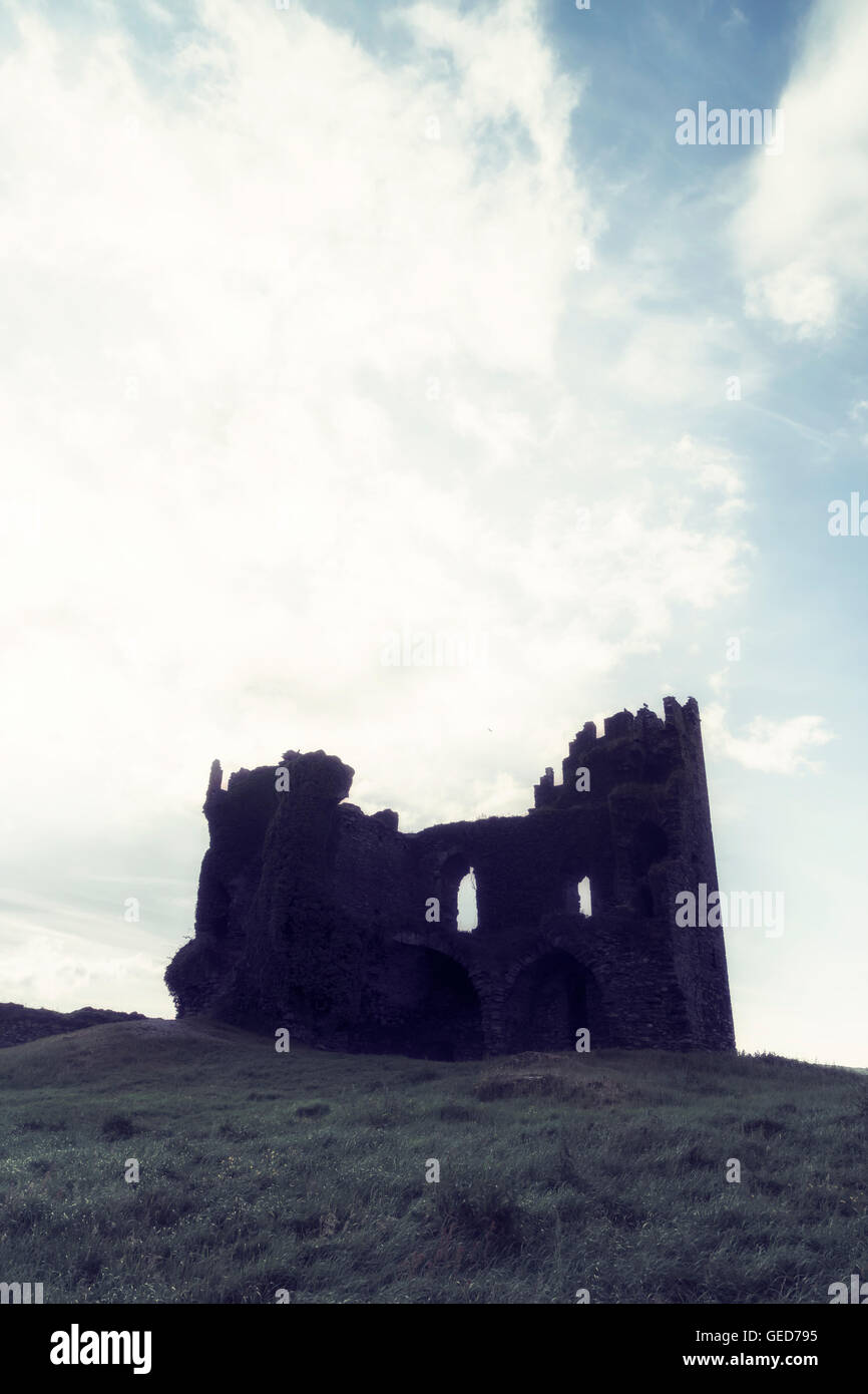 Las ruinas de un antiguo castillo Foto de stock