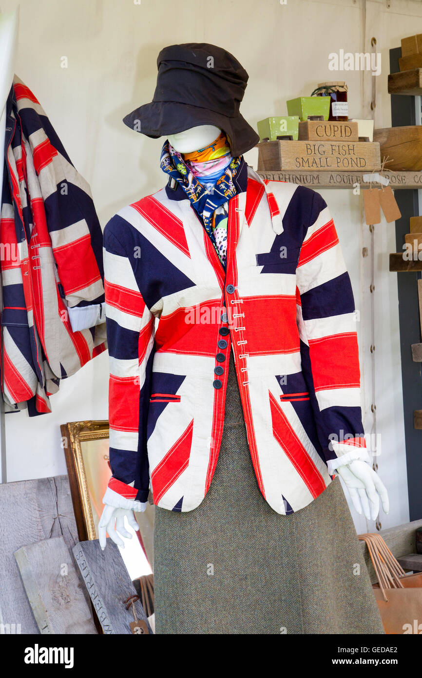 Modelo de hombre vistiendo disfraces cosidos a mano, ropa de marca,  vestidos, jack, europea, Inglaterra, británicos, blanco, inglés, caucásica,  Bretaña, Union Jack, rojo, blanco y azul con estilo, en una chaqueta de