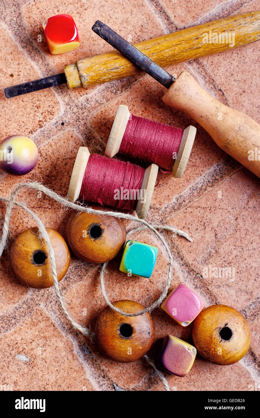 Joyeria de madera abalorios y herramientas para costura en casa Fotografía  de stock - Alamy