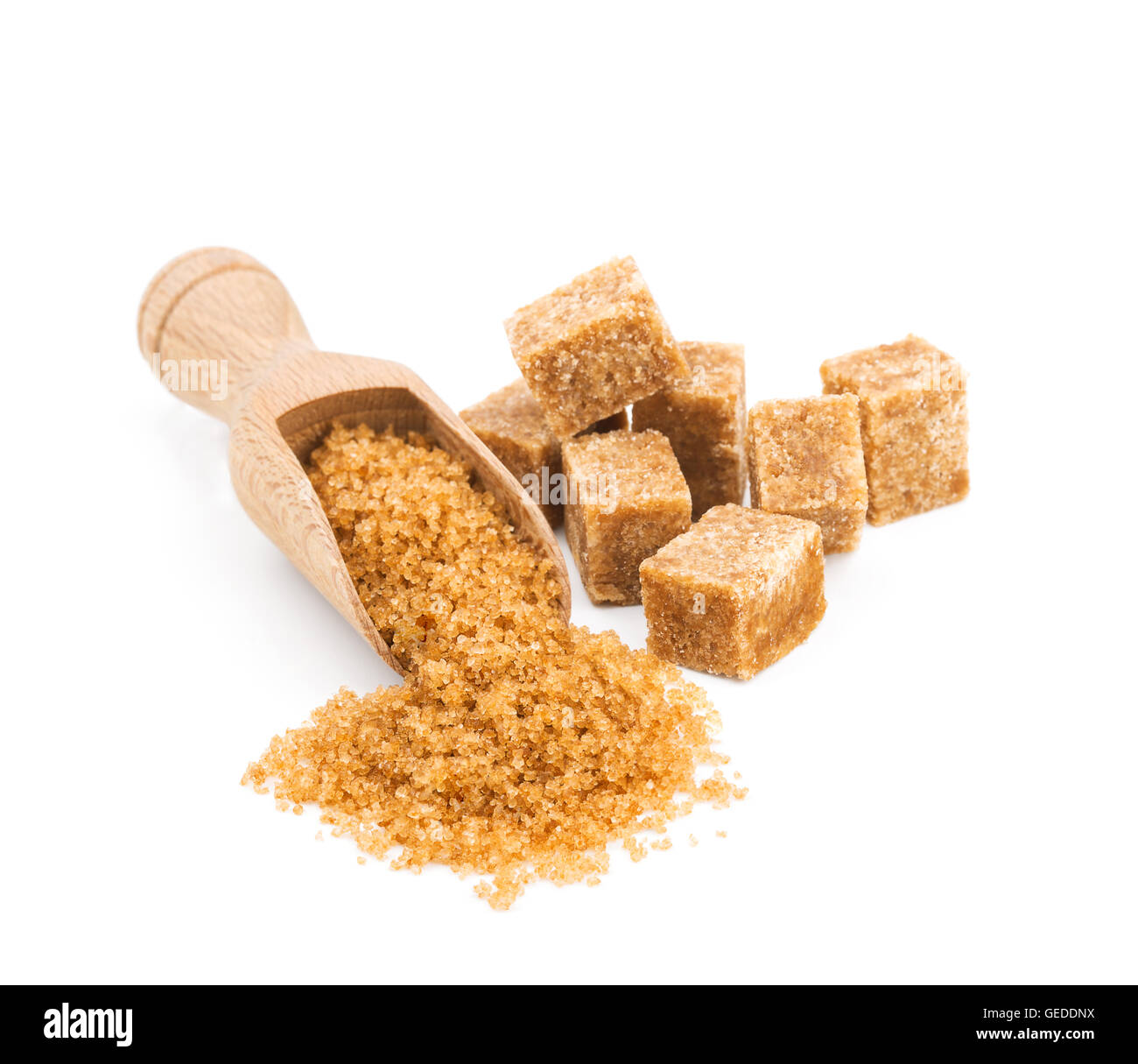 El azúcar moreno en una cuchara de madera aislado en blanco Foto de stock