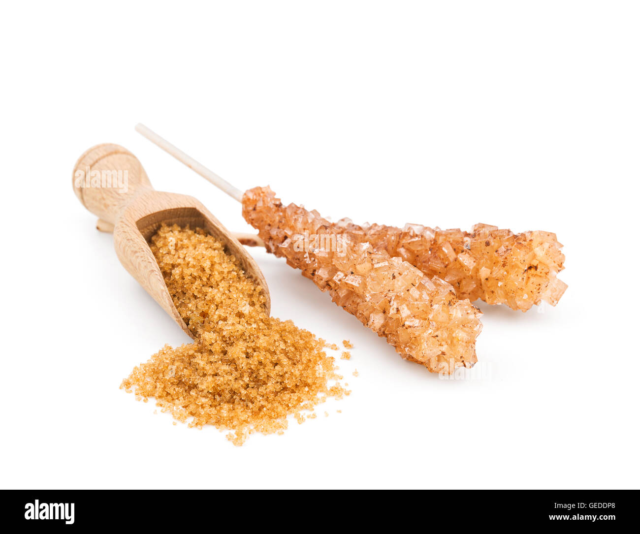 El azúcar moreno en una cuchara de madera aislado en blanco Foto de stock